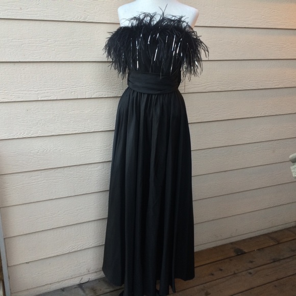 Roberta California Vintage Black Feathered Gown - Picture 3 of 7
